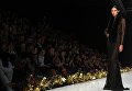 Модель демонстрирует коллекцию одежды Speranza Couture by Nadezda Yusupova в центральном выставочном зале Манеж в рамках Mercedes-Benz Fashion Week Russia Модель демонстрирует коллекцию одежды Speranza Couture by Nadezda Yusupova в центральном выставочном зале Манеж в рамках Mercedes-Benz Fashion Week Russia