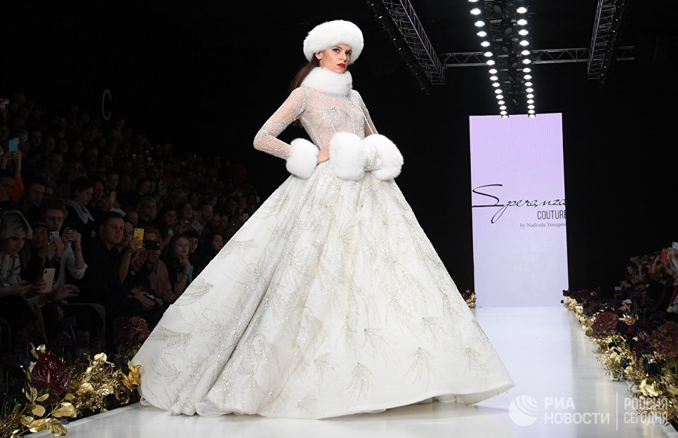 Модель демонстрирует коллекцию одежды Speranza Couture by Nadezda Yusupova в центральном выставочном зале Манеж в рамках Mercedes-Benz Fashion Week Russia Модель демонстрирует коллекцию одежды Speranza Couture by Nadezda Yusupova в центральном выставочном зале Манеж в рамках Mercedes-Benz Fashion Week Russia