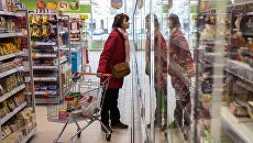 Покупательница в магазине. Архивное фото Покупательница в магазине. Архивное фото