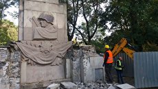 Снос памятника Благодарности солдатам Красной армии, павшим в ходе боевых действий времен Великой Отечественной войны, в Скарышевском парке Варшавы. 17 октября 2018 Снос памятника Благодарности солдатам Красной армии, павшим в ходе боевых действий времен Великой Отечественной войны, в Скарышевском парке Варшавы. 17 октября 2018