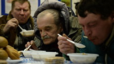 Лица без определенного места жительства получают горячее питание в центре социального обслуживания Лица без определенного места жительства получают горячее питание в центре социального обслуживания