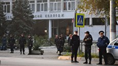 Сотрудники правоохранительных органов у здания Политехнического колледжа в Керчи. Архивное фото Сотрудники правоохранительных органов у здания Политехнического колледжа в Керчи. Архивное фото