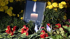 Цветы в память о погибших в Керченском политехническом колледже Цветы в память о погибших в Керченском политехническом колледже