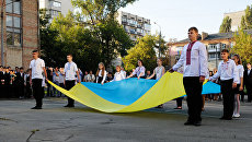Ученики на торжественной линейке, посвященной Дню знаний, в Киеве Ученики на торжественной линейке, посвященной Дню знаний, в Киеве