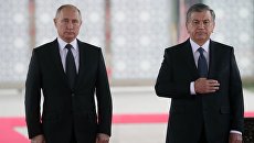 Президент РФ Владимир Путин и президент Узбекистана Шавкат Мирзиеев на церемонии официальной встречи в Ташкенте Президент РФ Владимир Путин и президент Узбекистана Шавкат Мирзиеев на церемонии официальной встречи в Ташкенте