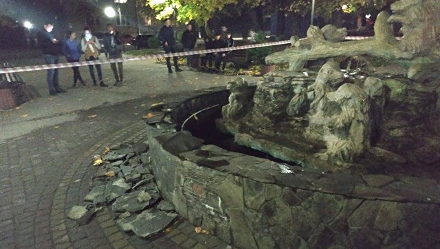 Поврежденный фонтан в результате взрыва гранаты РГД-5 в городе Бобрка Львовской области