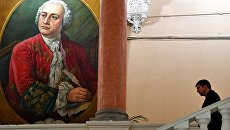 Мужчина во время Дня открытых дверей факультета журналистики МГУ Мужчина во время Дня открытых дверей факультета журналистики МГУ