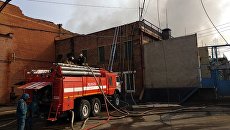 Сотрудники противопожарной службы во время тушения пожара на заводе Электроцинк во Владикавказе. 21 октября 2018 Сотрудники противопожарной службы во время тушения пожара на заводе Электроцинк во Владикавказе. 21 октября 2018