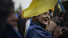 Девушка с флагом Украины на плечах Девушка с флагом Украины на плечах