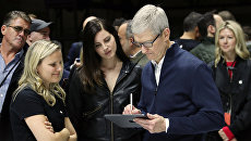 Глава Apple Тим Кук и певица Лана Дель Рей на презентации нового планшета от Apple в Нью-Йорке, США. 30 октября 2018 Глава Apple Тим Кук и певица Лана Дель Рей на презентации нового планшета от Apple в Нью-Йорке, США. 30 октября 2018