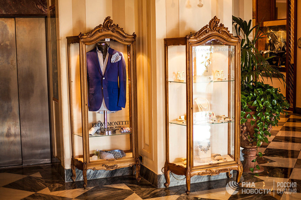Витрины, отель Grand Hotel Vesuvio, Неаполь