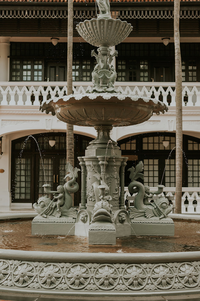 Фонтан во дворе отеля Raffles Singapore