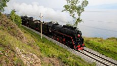 Паровоз экскурсионного состава на участке Восточно-Сибирской железной дороги по берегу озера Байкал Паровоз экскурсионного состава на участке Восточно-Сибирской железной дороги по берегу озера Байкал