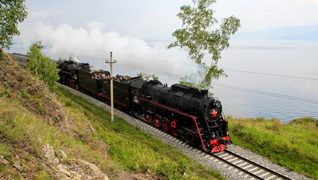 Паровоз экскурсионного состава на участке Восточно-Сибирской железной дороги по берегу озера Байкал