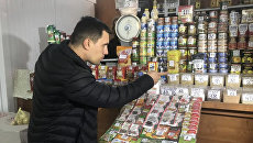 Депутат саратовской облдумы Николай Бондаренко выбирает продукты питания Депутат саратовской облдумы Николай Бондаренко выбирает продукты питания