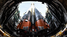 Установка ракеты-носителя Союз-ФГ с пилотируемым кораблем Союз МС-10 на стартовый стол первой Гагаринской стартовой площадки космодрома Байконур Установка ракеты-носителя Союз-ФГ с пилотируемым кораблем Союз МС-10 на стартовый стол первой Гагаринской стартовой площадки космодрома Байконур