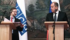 Министр иностранных дел РФ Сергей Лавров и генеральный секретарь ОБСЕ Томас Гремингер на пресс-конференции после встречи в Москве Министр иностранных дел РФ Сергей Лавров и генеральный секретарь ОБСЕ Томас Гремингер на пресс-конференции после встречи в Москве