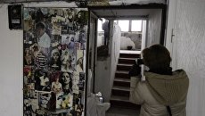 Девушка фотографирует во время экскурсии в Жилой Дом Наркомфина Девушка фотографирует во время экскурсии в Жилой Дом Наркомфина