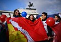 Участники флешмоба, где будут развернуты флаги всех 85 регионов России в честь Дня народного единства на Поклонной горе в Москве Участники флешмоба, где будут развернуты флаги всех 85 регионов России в честь Дня народного единства на Поклонной горе в Москве