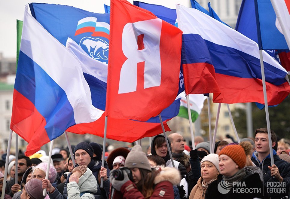 Участники митинга-концерта на площади Труда в Екатеринбурге. Участники митинга-концерта на площади Труда в Екатеринбурге.