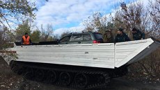 Спасатели Ростовской области во время эвакуации транспортных средств с Зеленого острова. Архивное фото Спасатели Ростовской области во время эвакуации транспортных средств с Зеленого острова. Архивное фото