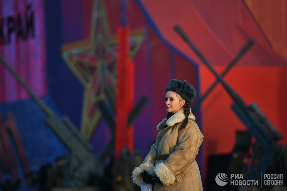 Участница марша, посвященного 77-летию военного парада 1941 года, на Красной площади в Москве Участница марша, посвященного 77-летию военного парада 1941 года, на Красной площади в Москве