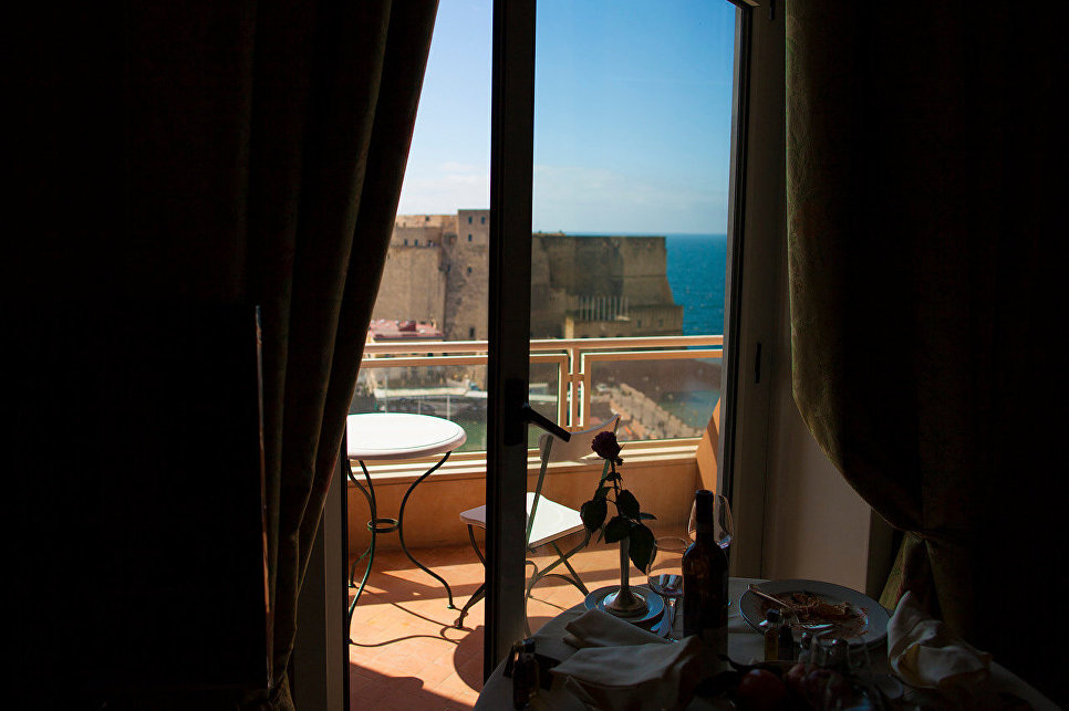 Вид из окна отеля Grand Hotel Vesuvio, Неаполь