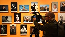 Посетитель на открытии выставки победителей IV международного конкурса фотожурналистики имени Андрея Стенина в Москве. 8 ноября 2018 Посетитель на открытии выставки победителей IV международного конкурса фотожурналистики имени Андрея Стенина в Москве. 8 ноября 2018
