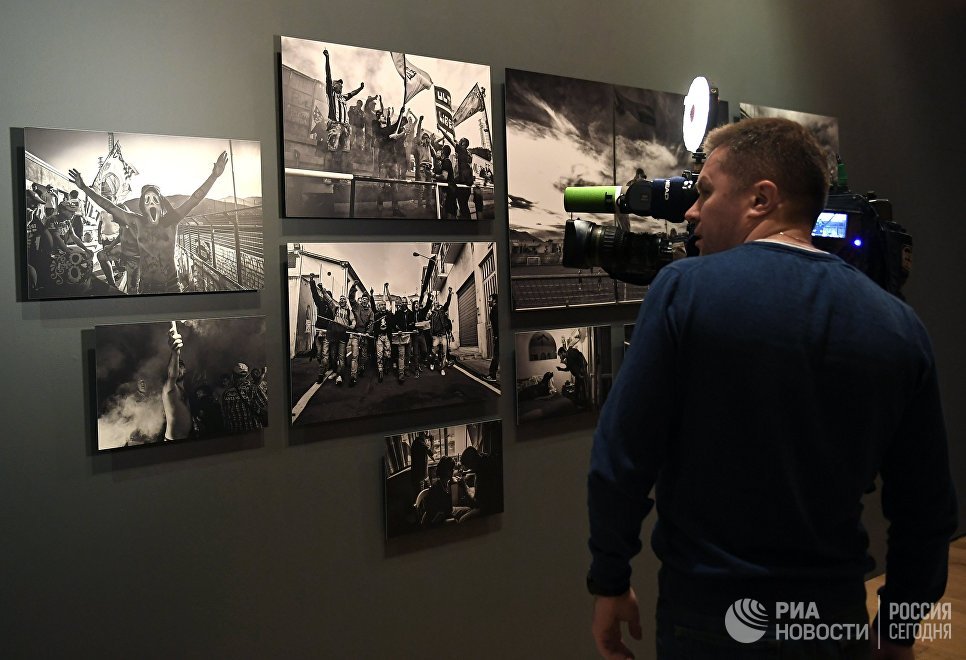 Посетитель на открытии выставки победителей IV международного конкурса фотожурналистики имени Андрея Стенина в Москве Посетитель на открытии выставки победителей IV международного конкурса фотожурналистики имени Андрея Стенина в Москве