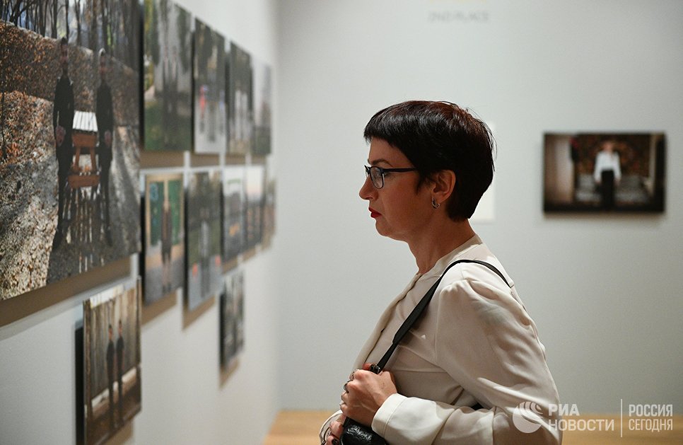 Посетительница на открытии выставки победителей IV международного конкурса фотожурналистики имени Андрея Стенина в Москве Посетительница на открытии выставки победителей IV международного конкурса фотожурналистики имени Андрея Стенина в Москве