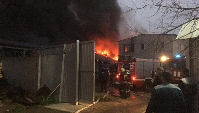 В Балашихе потушили пожар в цехе по производству пластмассы 