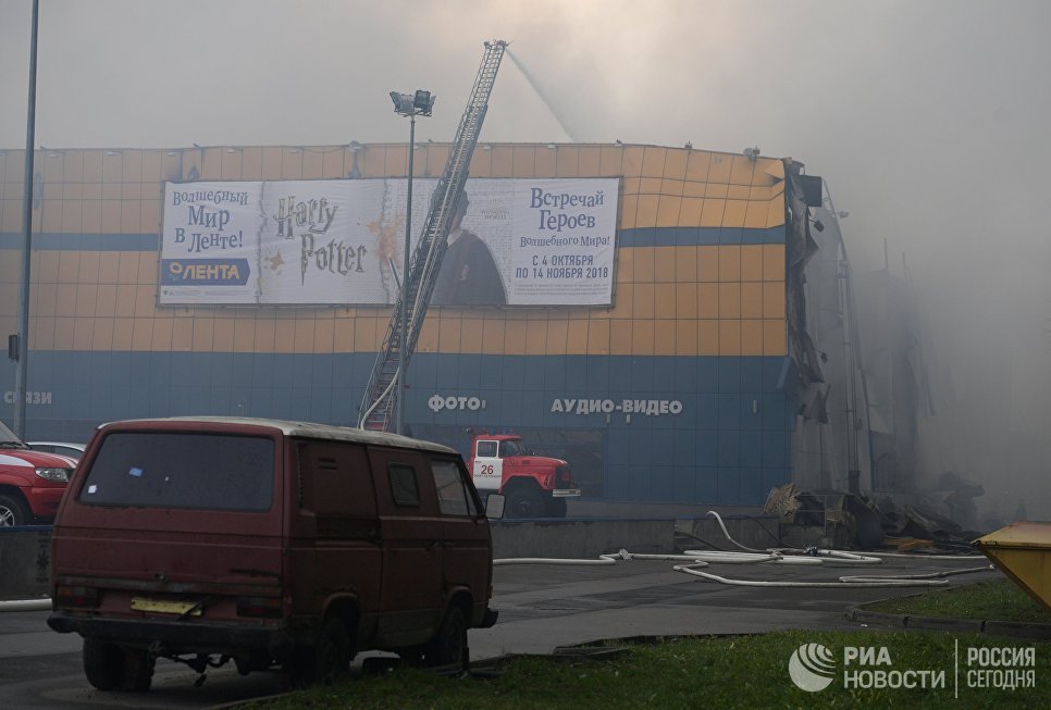 Пожар в гипермаркете в Петербурге продолжается на площади в 600 "квадратов" 