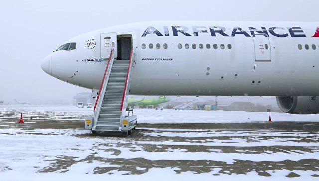 За пассажирами экстренно севшего в Иркутске Boeing-777 вылетел третий борт 