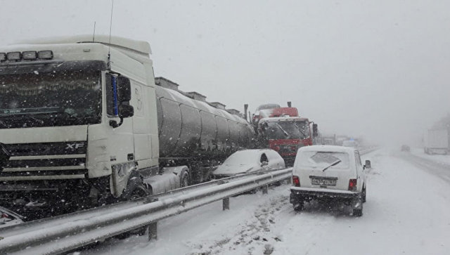 Почти 3,5 тысячи человек привели в готовность из-за снегопада на юге России 
