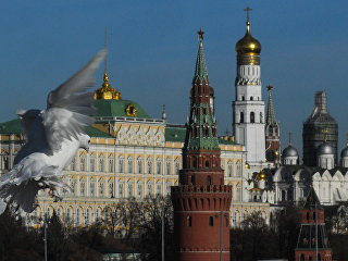 Голуби на Патриаршем мосту в Москве Голуби на Патриаршем мосту в Москве