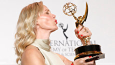 Победительница премии International Emmy Awards Анна Шудт в номинации лучшая актриса за роль в немецком сериале Насморка было бы достаточно. 19 ноября 2018 Победительница премии International Emmy Awards Анна Шудт в номинации лучшая актриса за роль в немецком сериале Насморка было бы достаточно. 19 ноября 2018