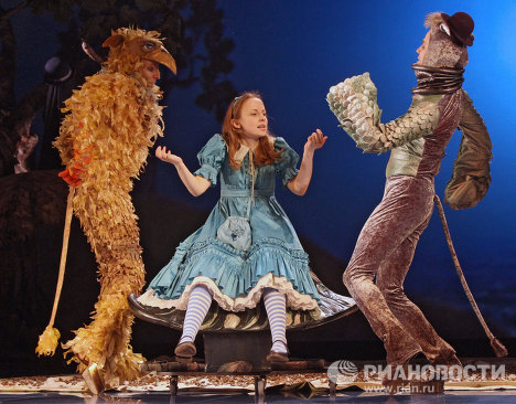 Предпремьерный показ спектакля Алиса в Зазеркалье Предпремьерный показ спектакля Алиса в Зазеркалье