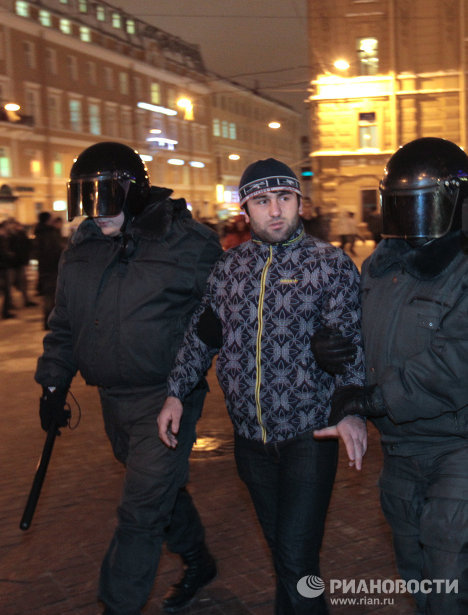 Сотрудники милиции задержали около 60 человек в центре Петербурга Сотрудники милиции задержали около 60 человек в центре Петербурга