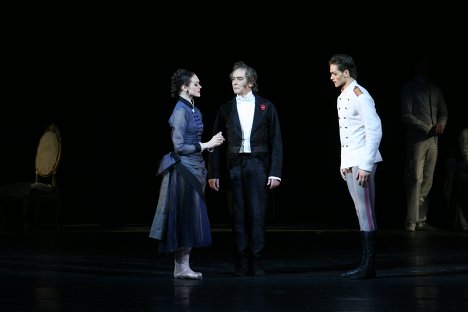 Ульяна Лопаткина, Сергей Бережной (в центре) и Юрий Смекалов в сцене из балета Анна Каренина Ульяна Лопаткина, Сергей Бережной (в центре) и Юрий Смекалов в сцене из балета Анна Каренина