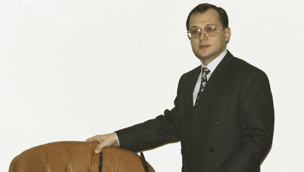 Кириенко в молодости фото. Сергей Кириенко дефолт 1998. Сергей Кириенко и августовский дефолт.. После дефолта 1998 года председатель правительства России. Сергей.Кириенко.виновник.дефолта.августа..1998.года.