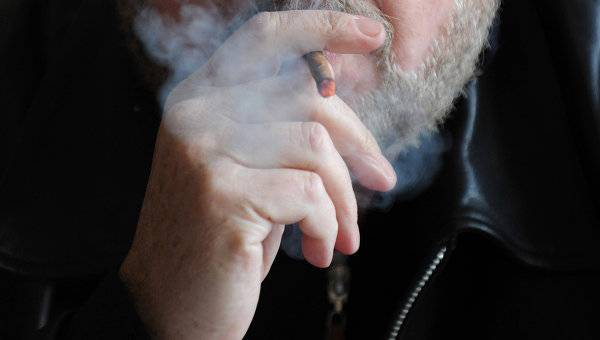 Фото курильщика и некурящего человека фото