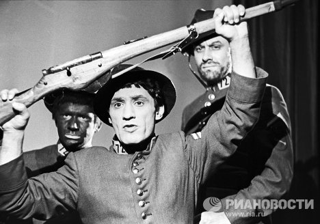 С.Мишулин в спектакле по пьесе Л.Славина Интервенция С.Мишулин в спектакле по пьесе Л.Славина Интервенция