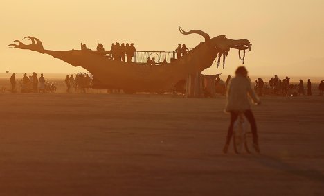 Фестиваль Burning Man в пустыне Блэк-Рок (Black Rock desert, пустыня Черной скалы) в штате Невада в США Фестиваль Burning Man в пустыне Блэк-Рок (Black Rock desert, пустыня Черной скалы) в штате Невада в США