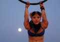 Воздушный акробат Инди-Лу на фестивале Burning Man в пустыне Блэк-Рок (Black Rock desert, пустыня Черной скалы) в штате Невада в США Воздушный акробат Инди-Лу на фестивале Burning Man в пустыне Блэк-Рок (Black Rock desert, пустыня Черной скалы) в штате Невада в США