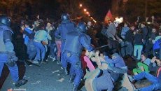 Полицейские избивали испанцев дубинками за попытку захватить конгресс Полицейские избивали испанцев дубинками за попытку захватить конгресс