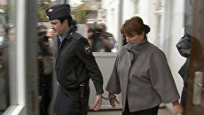 Продававшую земли Бородино чиновницу выводили под конвоем из зала суда Продававшую земли Бородино чиновницу выводили под конвоем из зала суда