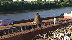 Соборный колокол весом в 64 тонны приплыл к храму Александра Невского Соборный колокол весом в 64 тонны приплыл к храму Александра Невского