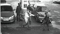 Кадры нападения байкера на певца Юрия Антонова на АЗС осенью 2011 года Кадры нападения байкера на певца Юрия Антонова на АЗС осенью 2011 года