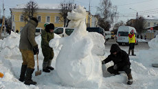 Скульпторы строят ледовый городок в Костроме в 20-градусный мороз Скульпторы строят ледовый городок в Костроме в 20-градусный мороз