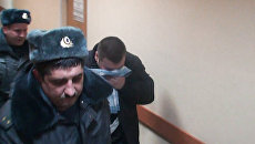 Подозреваемый в избиении подростка полицейский прятал лицо от камер Подозреваемый в избиении подростка полицейский прятал лицо от камер